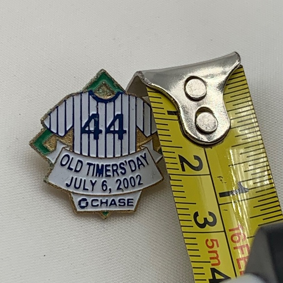 Vintage 2002 NY Yankees Old Timers Day Reggie Jackson Lapel Pin - Picture 7 of 7